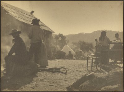 [Parque de campismo durante a refeição de grupo]. de Louis Fleckenstein