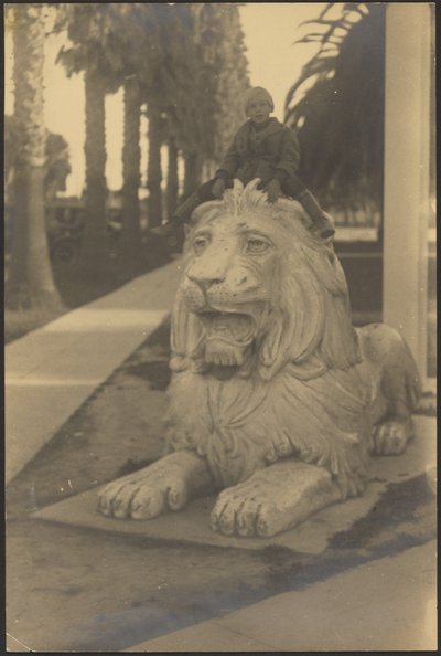 [Criança na estátua do leão] de Louis Fleckenstein
