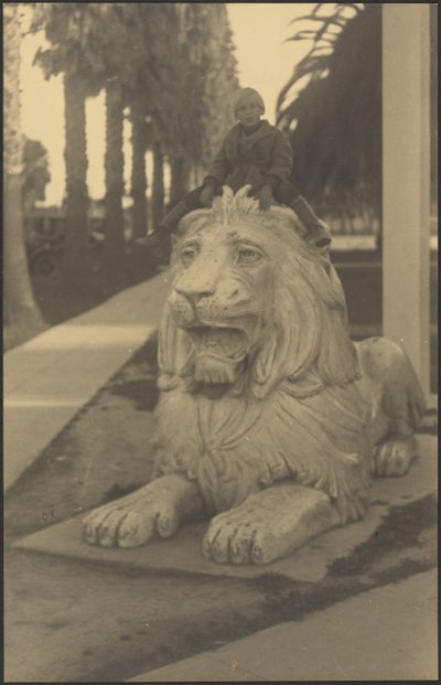 [Criança na estátua do leão] de Louis Fleckenstein