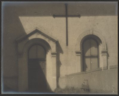 [Exterior da igreja com cruz]. de Louis Fleckenstein
