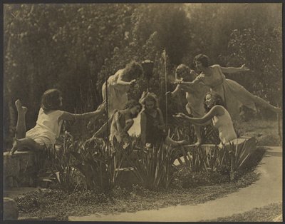 [Bailarinos posam junto ao muro do jardim] de Louis Fleckenstein