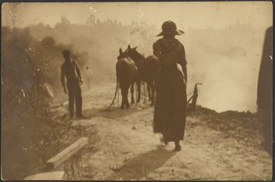[Cena numa quinta com uma mulher a caminhar em direção aos cavalos] de Louis Fleckenstein
