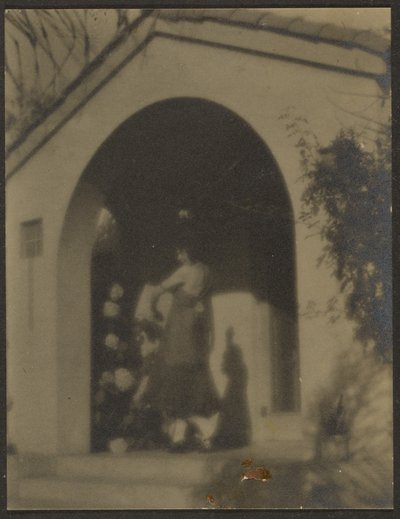 [Dançarina diante da casa]. de Louis Fleckenstein