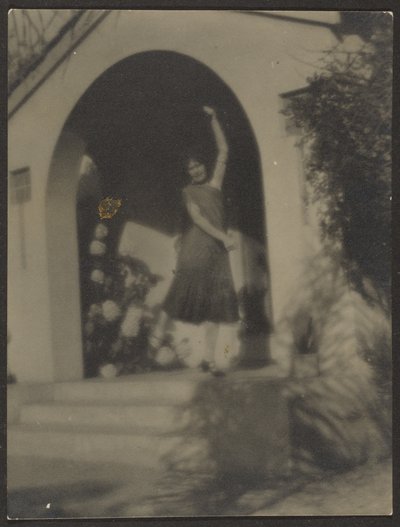 [Dançarina diante da casa]. de Louis Fleckenstein