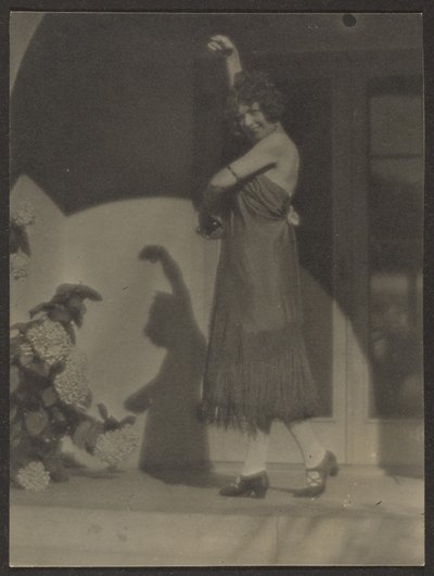 [Dançarina diante da casa]. de Louis Fleckenstein