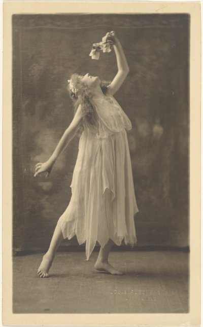 [Bailarina com uma flor diante de uma tapeçaria] de Louis Fleckenstein