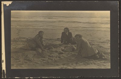 [Figuras sentadas na praia]. de Louis Fleckenstein