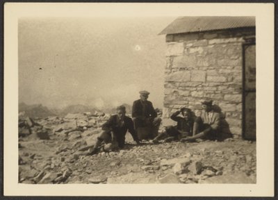 [Figuras e Edifício de Pedra]. de Louis Fleckenstein