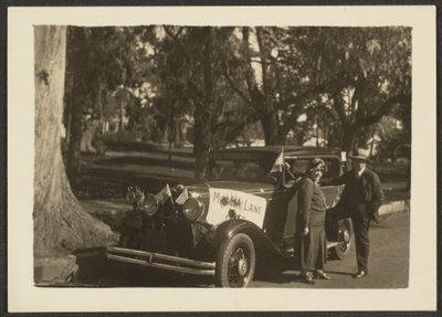 [Figuras num carro com bandeiras]. de Louis Fleckenstein