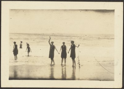 [Figuras em fatos de banho na praia]. de Louis Fleckenstein