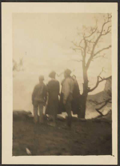 [Figuras na sombra com árvore]. de Louis Fleckenstein