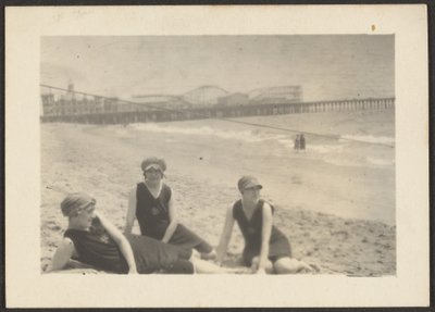 [Figuras na praia perto do cais de Santa Mónica]. de Louis Fleckenstein