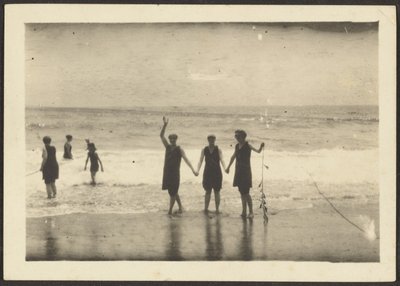 [Figuras numa praia segurando algas marinhas]. de Louis Fleckenstein