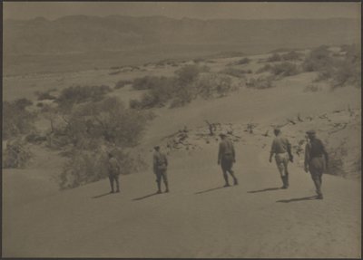[Cinco homens a caminhar no deserto] de Louis Fleckenstein