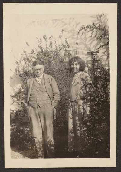 [Fleckenstein e Florence no Jardim]. de Louis Fleckenstein
