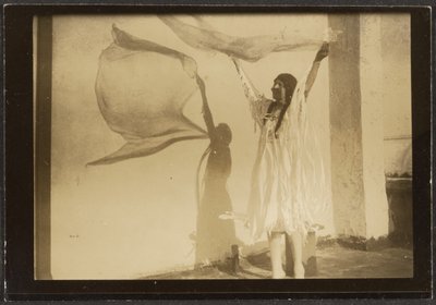 [Florence Dancing in Native American Costume] de Louis Fleckenstein