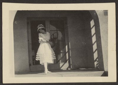 [Florence Dancing on Porch] de Louis Fleckenstein