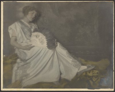 [Florença sentada com um grande leque] de Louis Fleckenstein