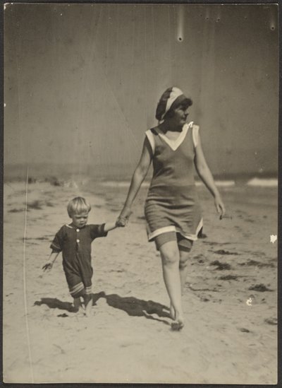 [Florence e o bebé a passear na praia] de Louis Fleckenstein