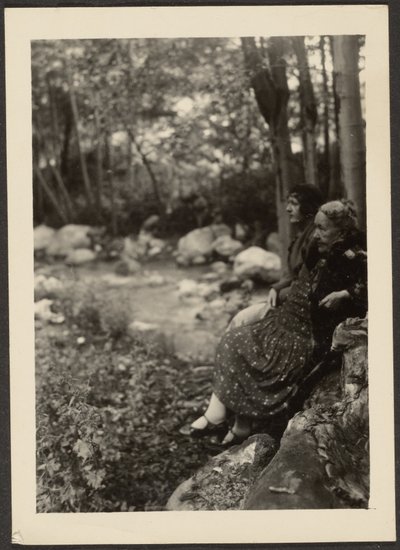 [Florence e Mrs. Fleckenstein junto a Forest Stream.] de Louis Fleckenstein