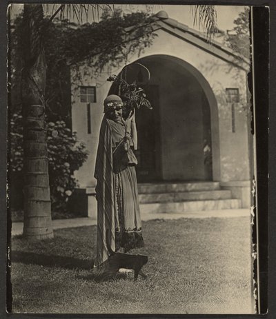 [Florença em traje com planta no exterior da casa]. de Louis Fleckenstein
