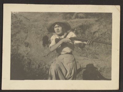 [Florença com arma] de Louis Fleckenstein