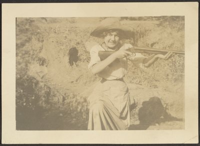 [Florença com arma] de Louis Fleckenstein