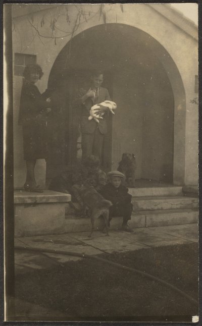 [Família de Florença com coelho de estimação] de Louis Fleckenstein