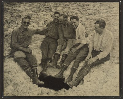 [Retrato de grupo sentado à entrada de uma gruta vertical, no Pico de San Jacinto] de Louis Fleckenstein