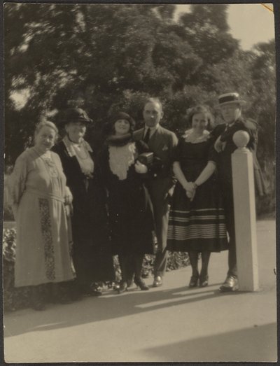 [Retrato de grupo no parque]. de Louis Fleckenstein