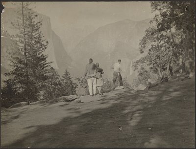 [Grupo de caminhantes a olhar para a vista]. de Louis Fleckenstein