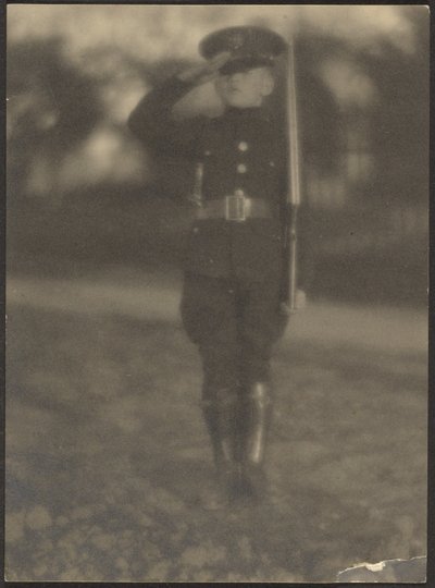 [Rapazinho de uniforme] de Louis Fleckenstein