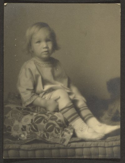 Menina pequena sobre uma almofada de Louis Fleckenstein
