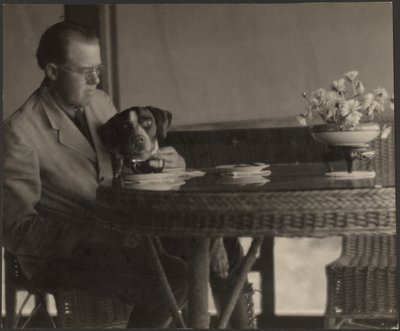 [Homem e cão sentados à mesa]. de Louis Fleckenstein
