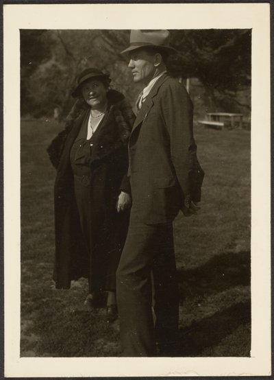 [Homem e mulher de pé na relva]. de Louis Fleckenstein