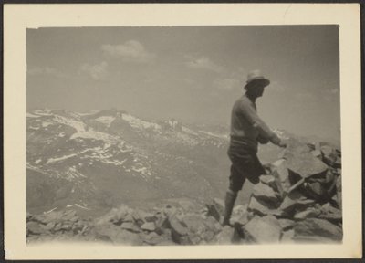 [Homem em paisagem montanhosa]. de Louis Fleckenstein