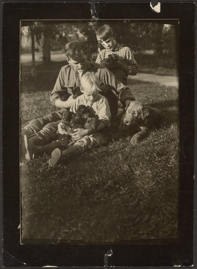 [Homem com crianças e cachorros no pátio]. de Louis Fleckenstein