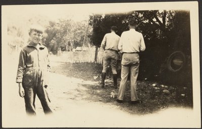 [Homens lá fora com lixo]. de Louis Fleckenstein
