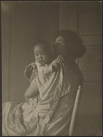 [Mãe segurando o bebé na cadeira]. de Louis Fleckenstein