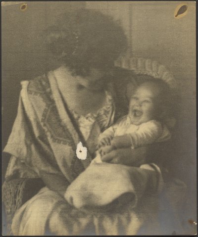 [Mãe com bata bordada e bebé] de Louis Fleckenstein