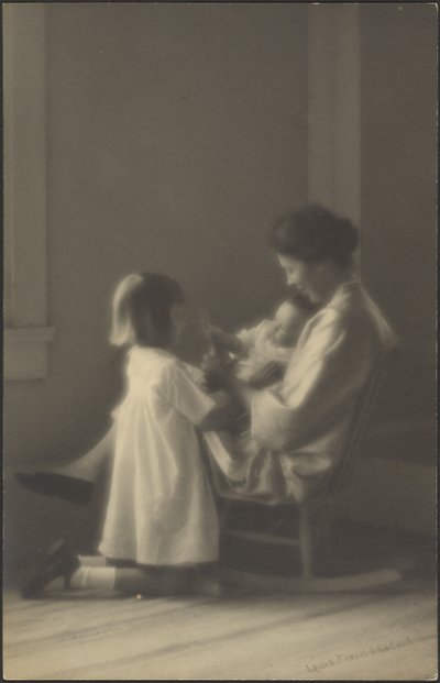 [Mãe na cadeira de baloiço com crianças]. de Louis Fleckenstein
