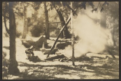 [Nativo americano e estrutura de teepee na floresta]. de Louis Fleckenstein
