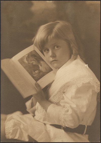 [Retrato de uma criança a segurar um livro aberto numa ilustração semelhante] de Louis Fleckenstein