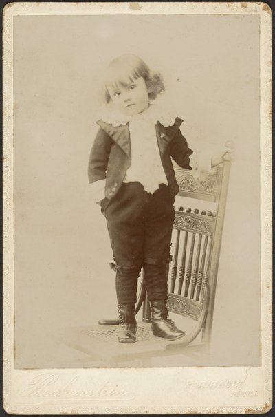 [Retrato de uma criança de pé numa cadeira]. de Louis Fleckenstein
