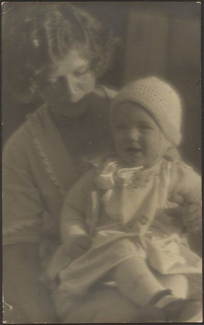 [Retrato de uma mãe com um bebé ao colo] de Louis Fleckenstein