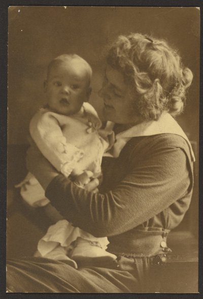 Retrato de uma mãe a sorrir para o filho de Louis Fleckenstein