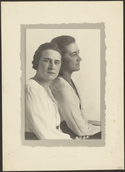 [Retrato de duas mulheres contra um fundo branco] de Louis Fleckenstein