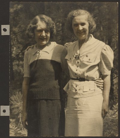 [Retrato de duas mulheres em pé no exterior]. de Louis Fleckenstein