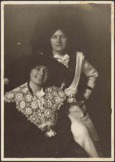 [Retrato de duas mulheres com trajes ornamentados] de Louis Fleckenstein