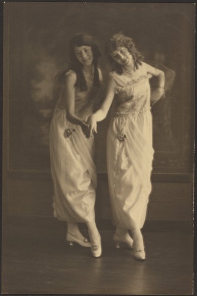 [Retrato de duas jovens com vestidos a condizer]. de Louis Fleckenstein